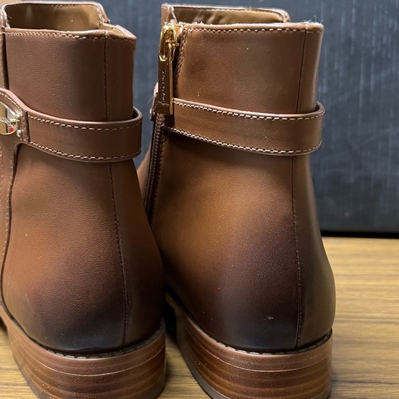 Michael Kors boots size 7 1/2 women’s brand new never been worn. - Picture 2 of 4